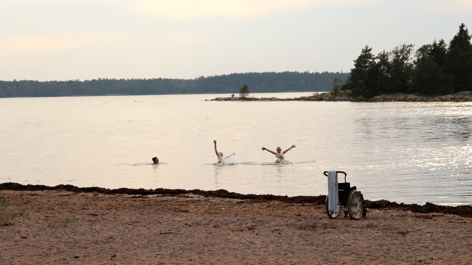 Lapset uivat järvessä