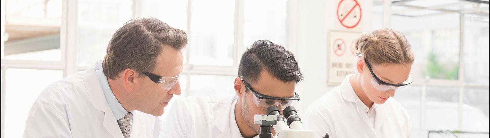 forskere i et laboratorium
